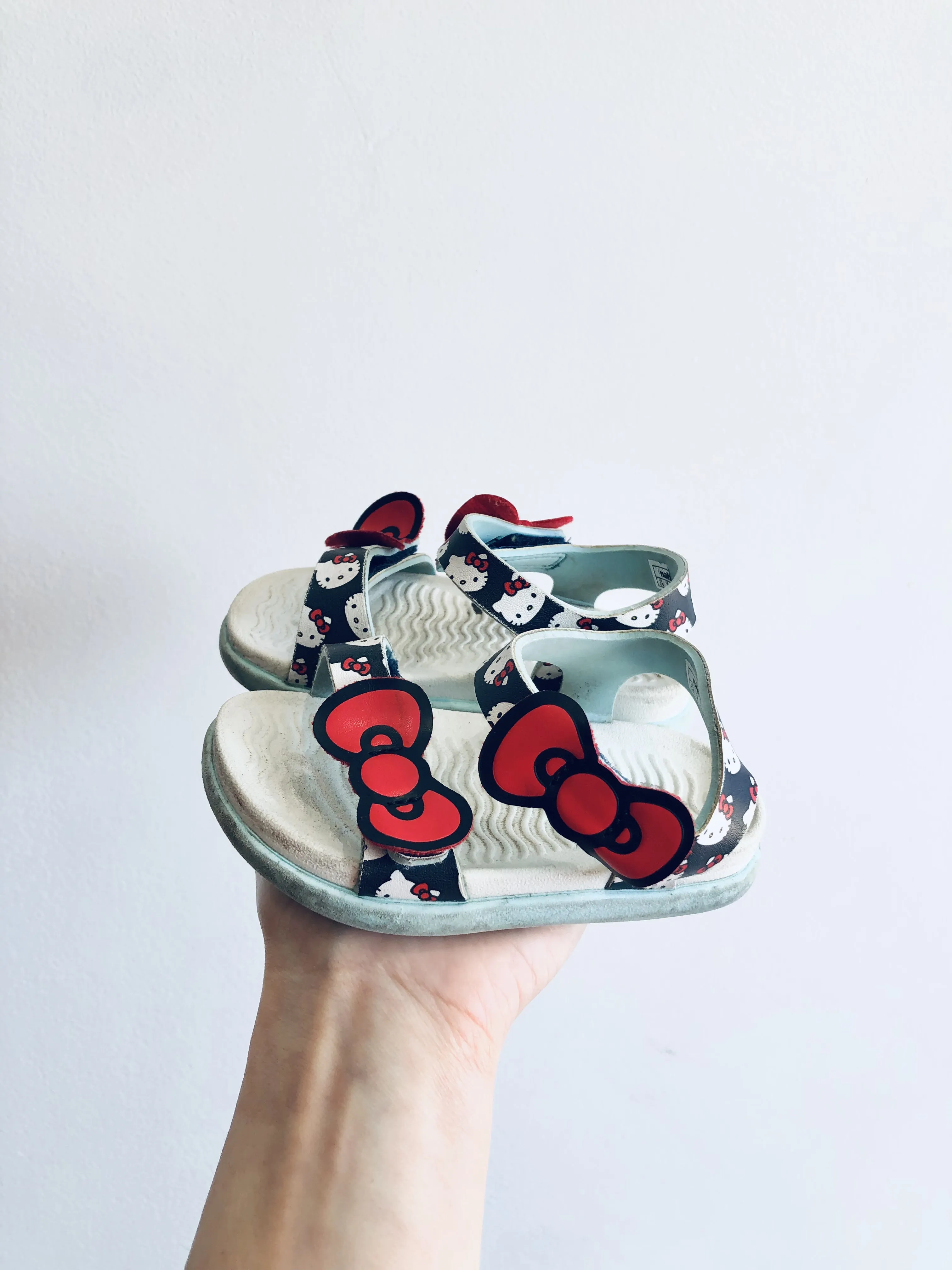 Hello Kitty Sandals // 6 Toddler