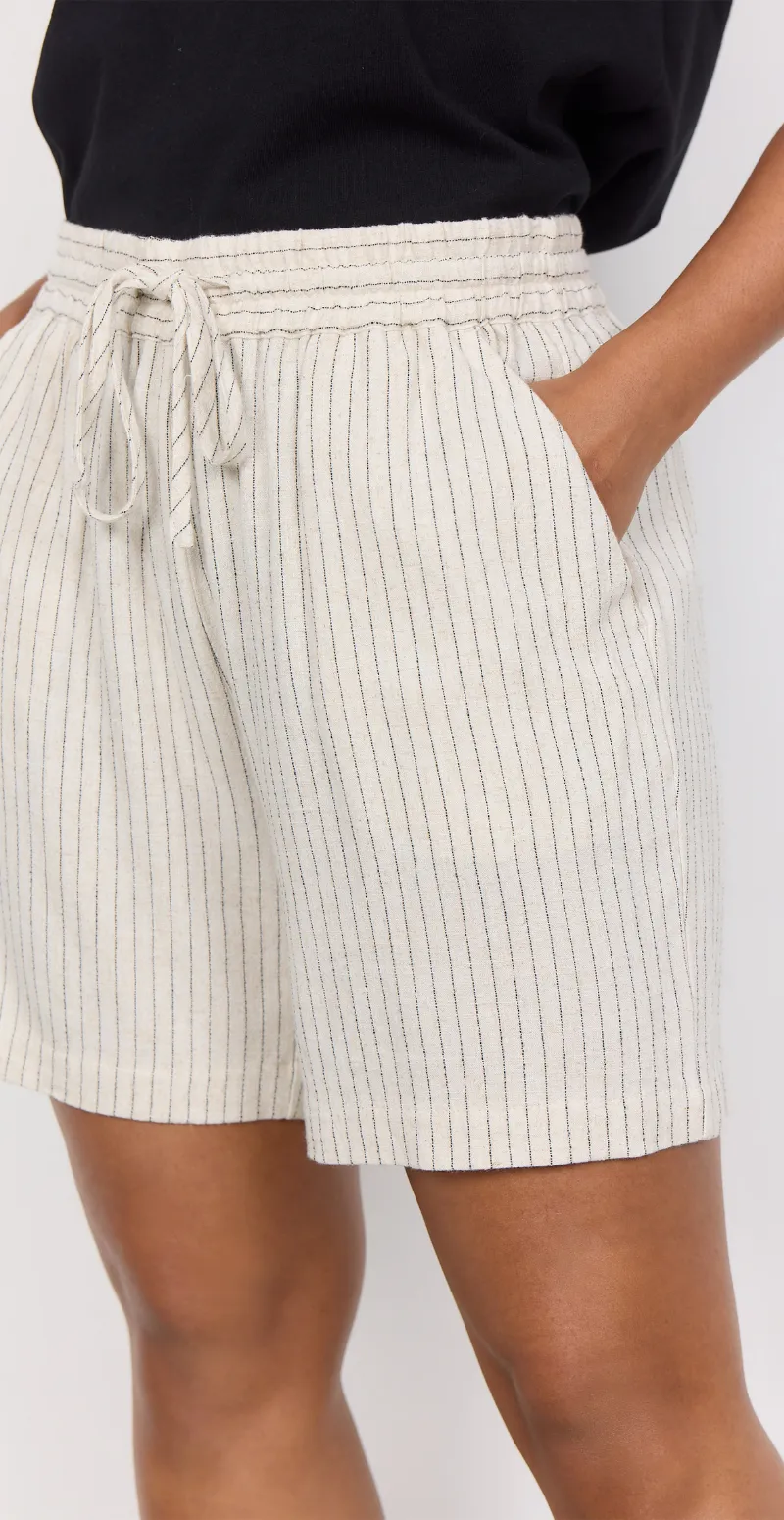 Hør shorts med nålestribet print sand