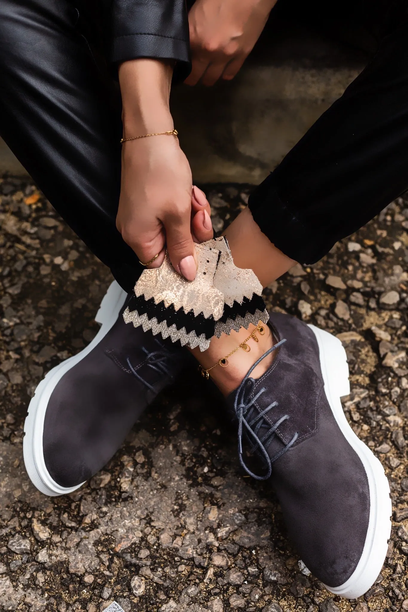 La 6ème Brothel Derby with Black & Gold Fringes